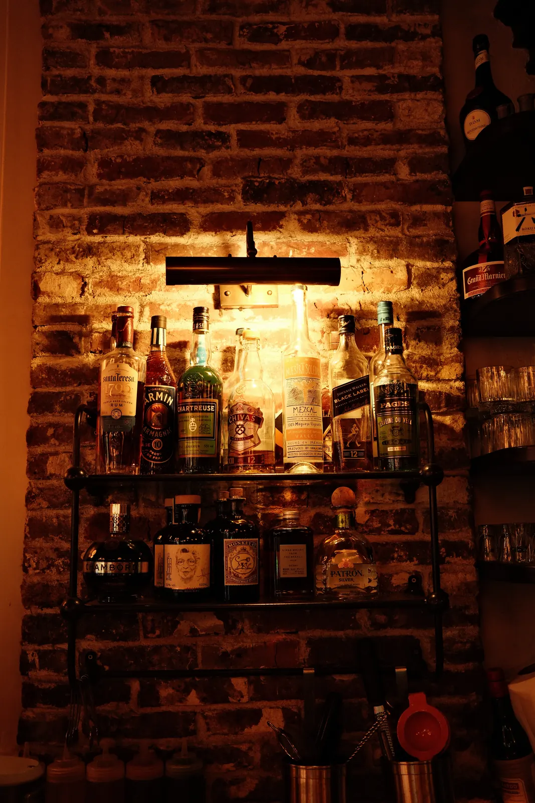 L'étagère de bouteilles du bar