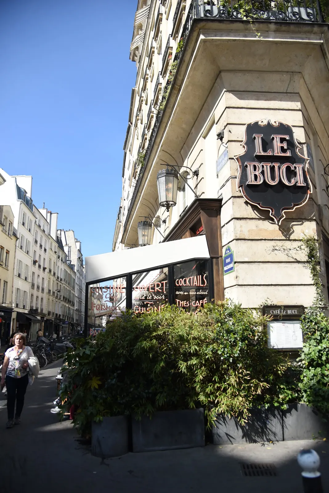 L'enseigne Le Buci à l'angle de la rue Dauphine