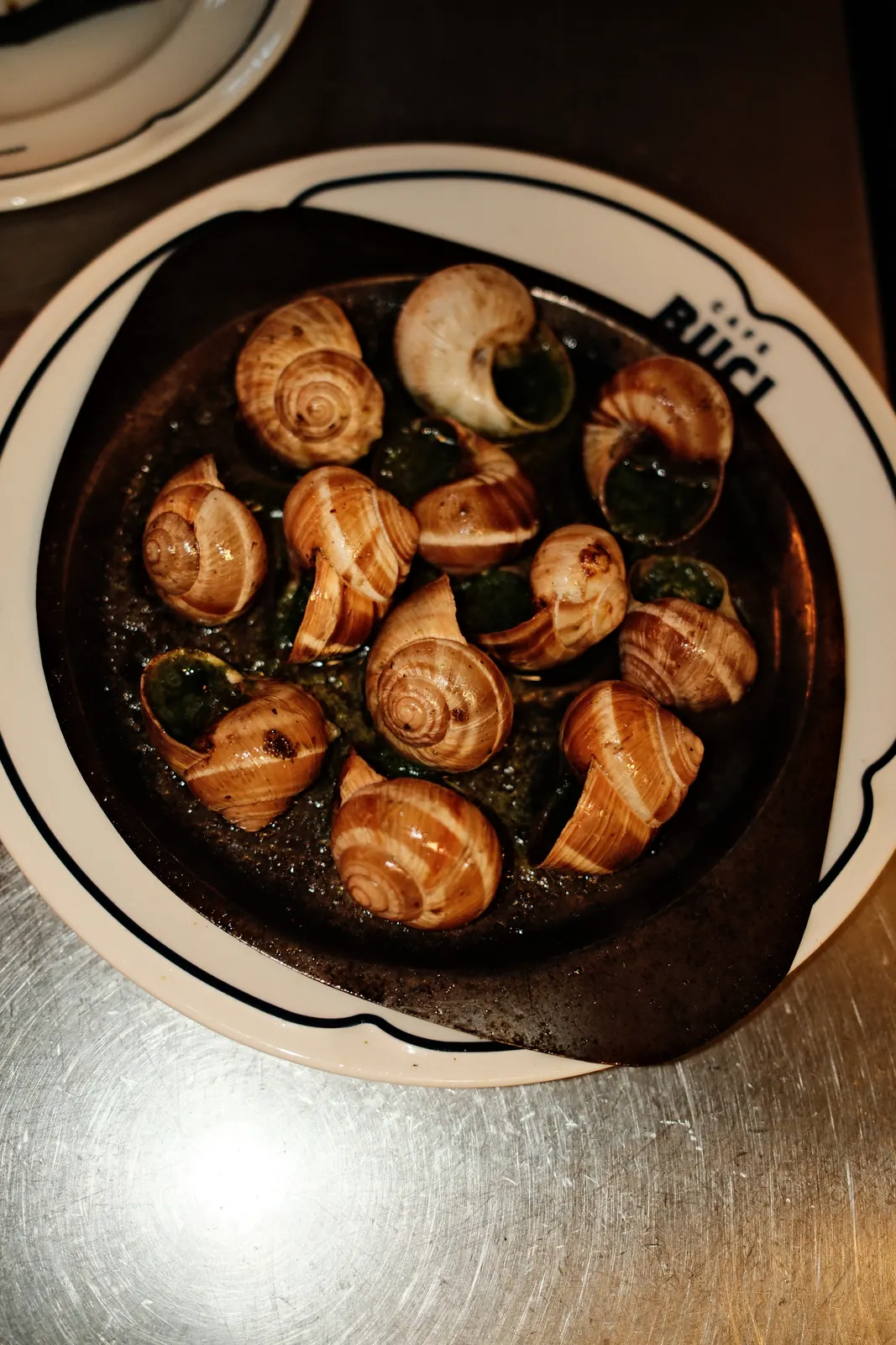 Escargots de Bourgogne dans le plat Buci