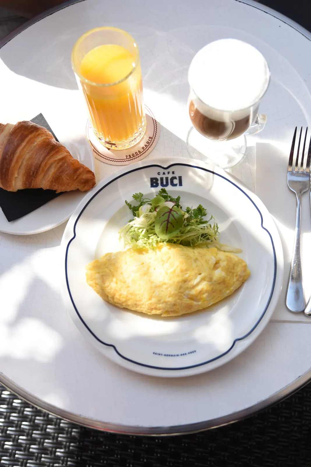 Petit-déjeuner en terrasse : omelette, croissant, jus pressé