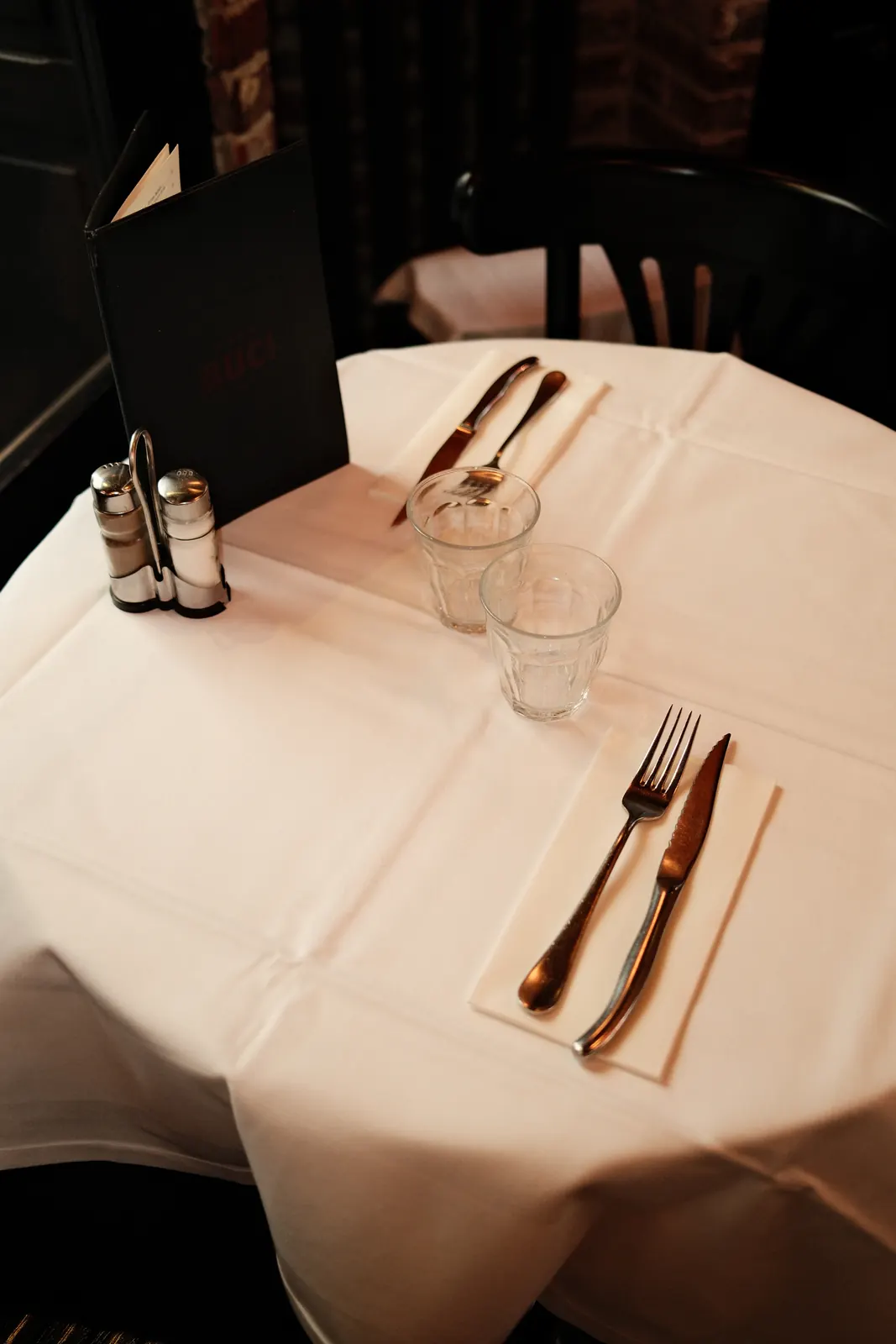 Nappe blanche, couverts et carte