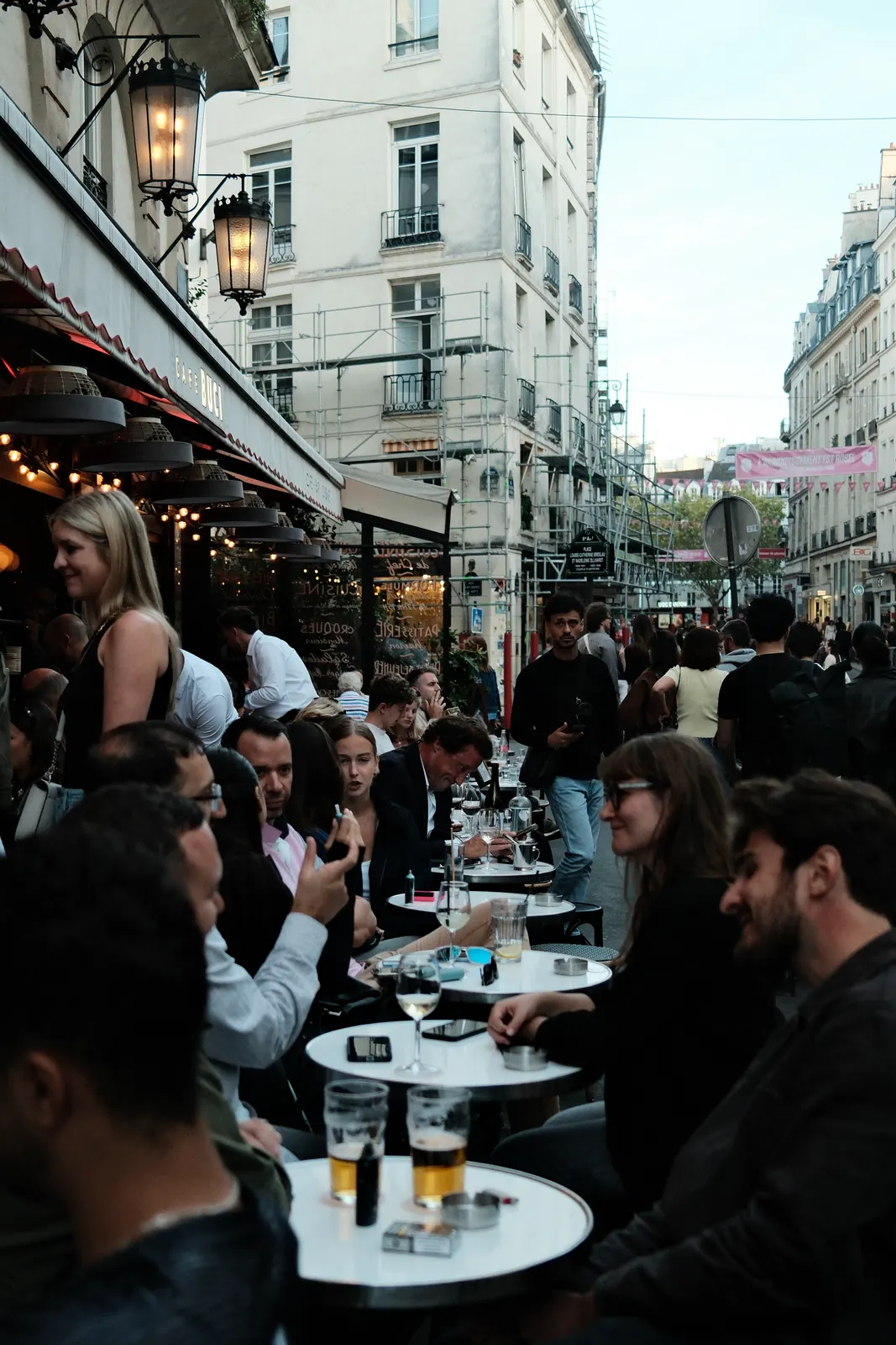 La terrasse pleine, rue Dauphine