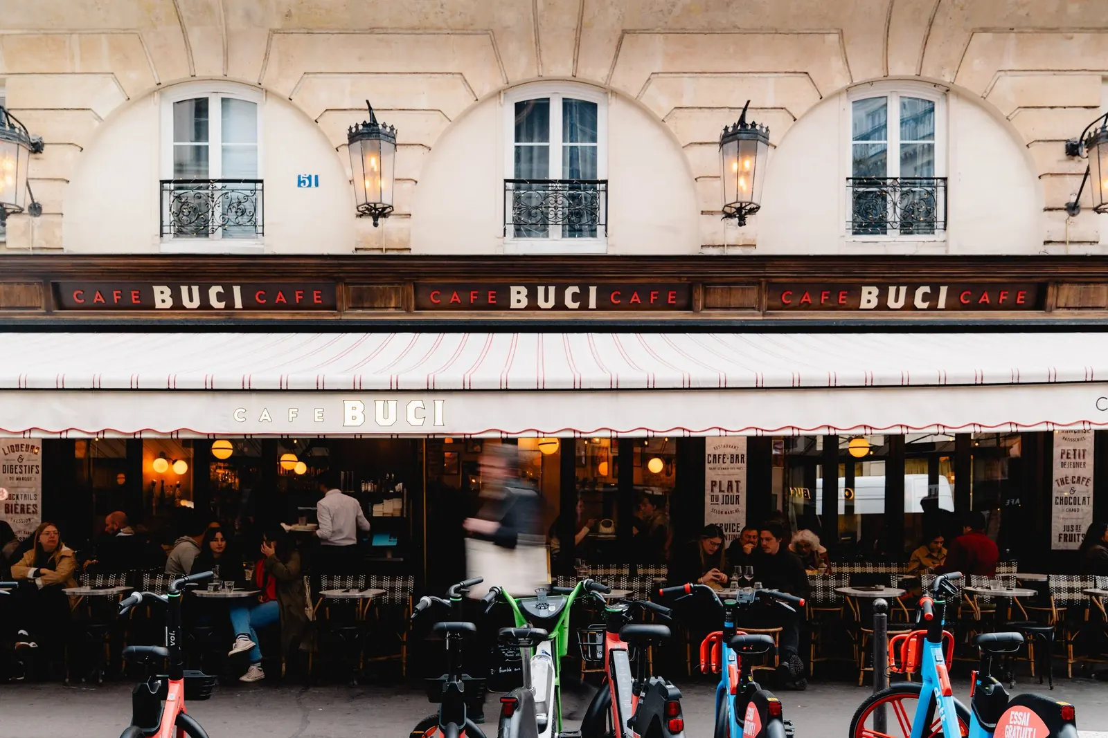 La terrasse du Café Buci le soir